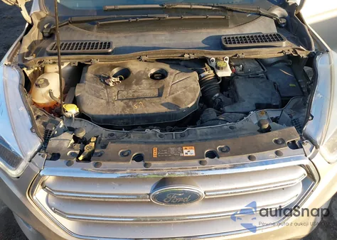 2017 Ford Escape Titanium z USA, uszkodzony, nr VIN 1FMCU9J92HUE71022